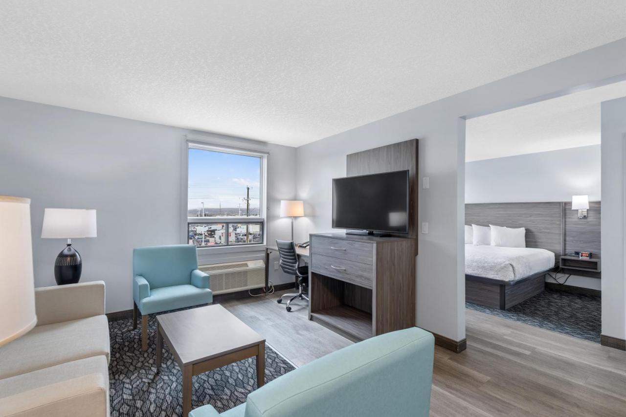 Emerald Hotel & Suites Calgary Airport Exterior foto